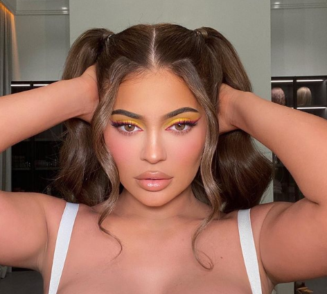 9 Rahasia kecantikan Kylie Jenner, pakai produk pria sebagai pelembap