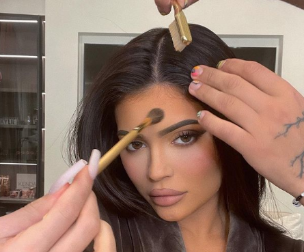 9 Rahasia kecantikan Kylie Jenner, pakai produk pria sebagai pelembap