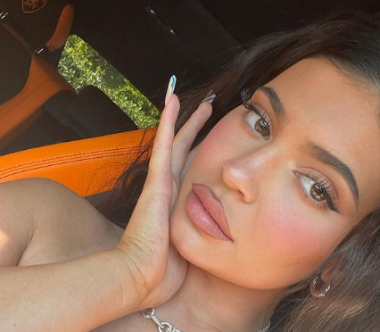 9 Rahasia kecantikan Kylie Jenner, pakai produk pria sebagai pelembap