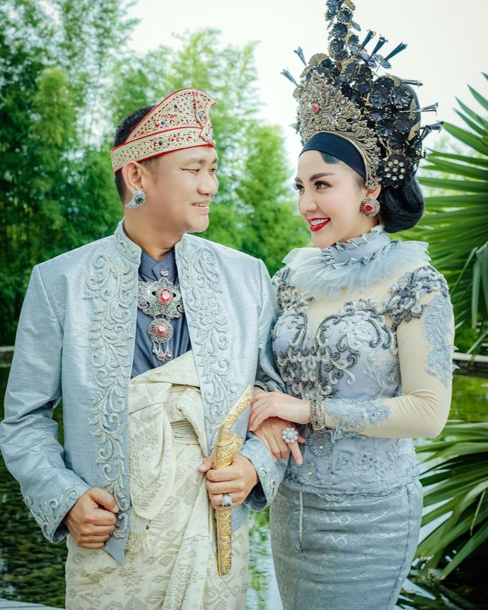 Elegan, 7 gaya pemotretan Bella Shofie dan suami pakai baju adat Bali