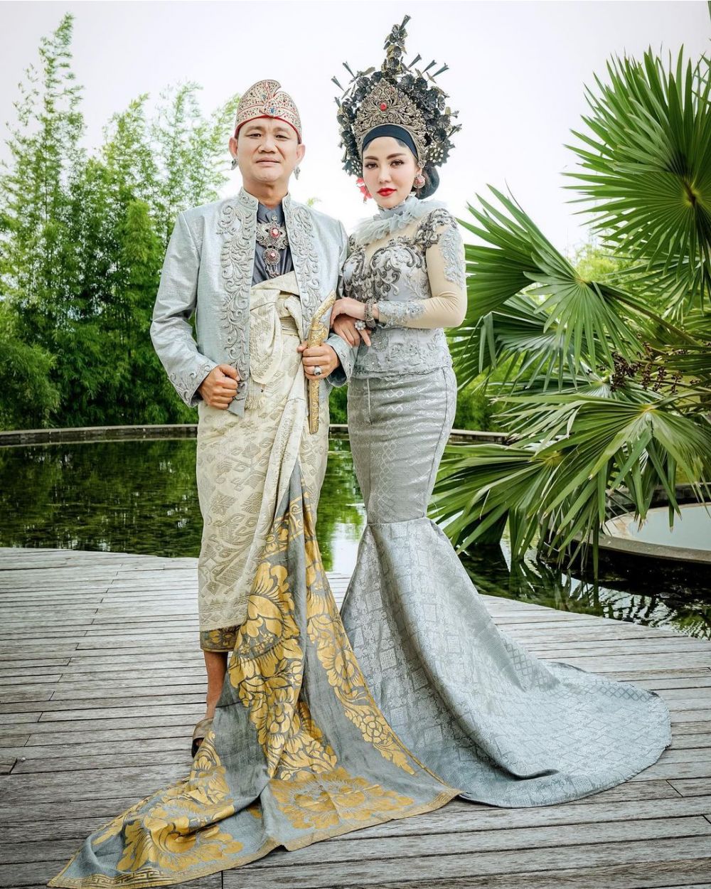 Elegan, 7 gaya pemotretan Bella Shofie dan suami pakai baju adat Bali