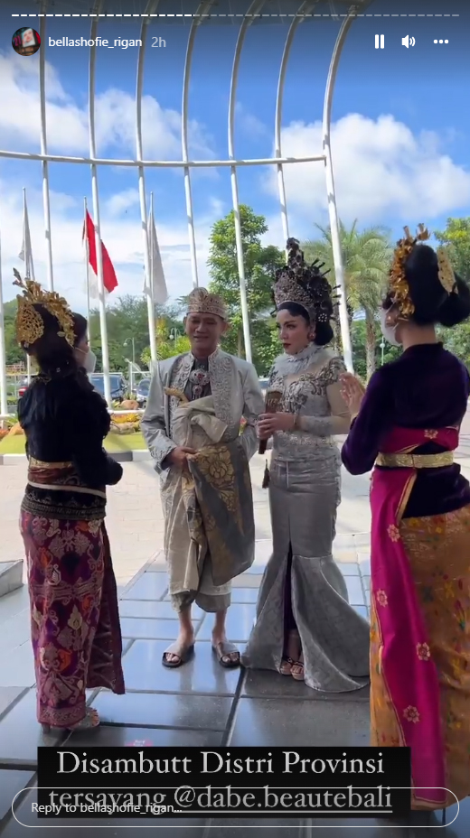 Elegan, 7 gaya pemotretan Bella Shofie dan suami pakai baju adat Bali