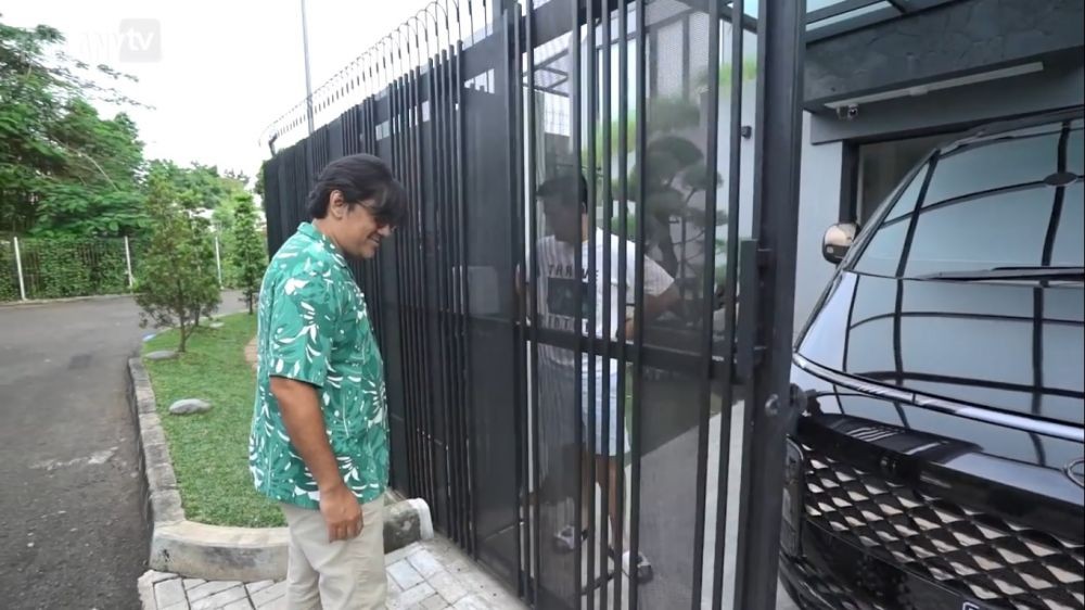 13 Potret rumah Surya Insomnia, buka pintu pakai sidik jari