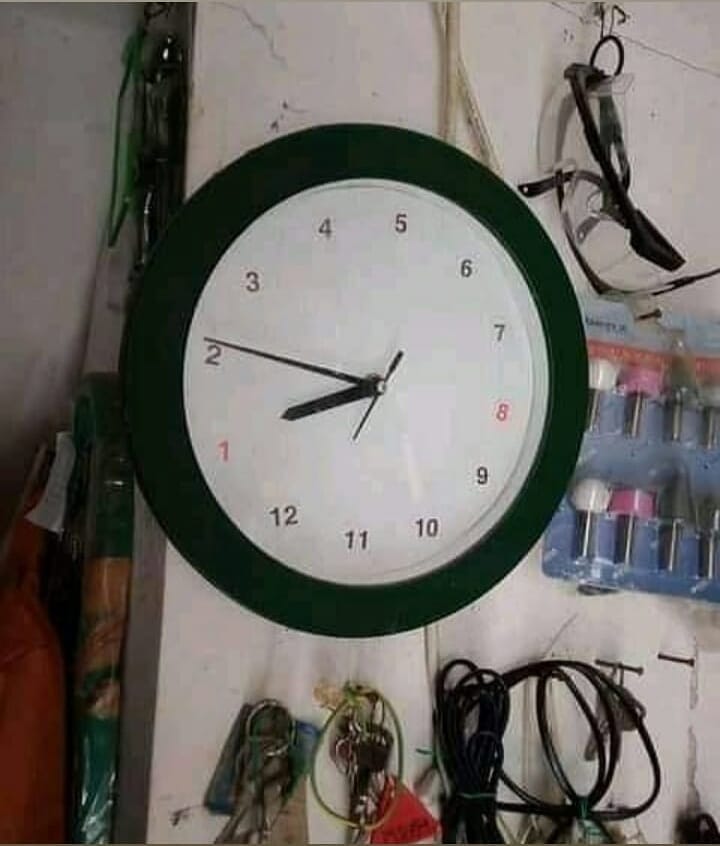 17 Desain nyeleneh jam dinding ini bikin dahi mengerut