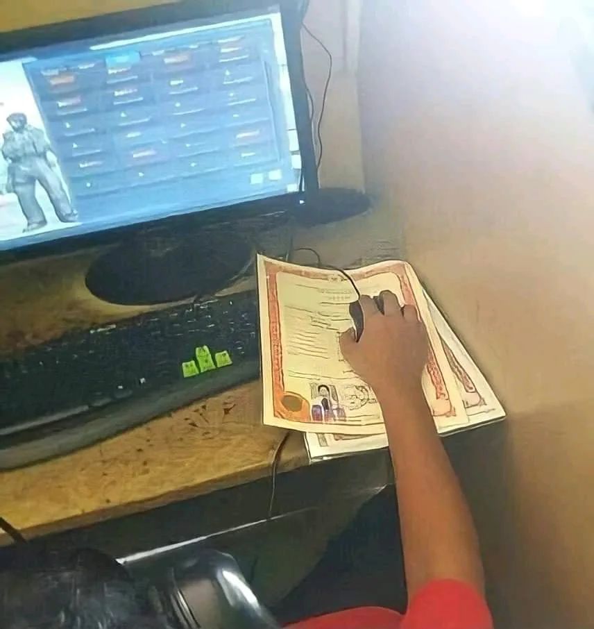 11 Penampakan nyeleneh saat di warnet ini bikin nggak habis pikir