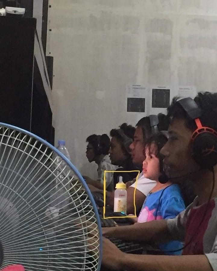 11 Penampakan nyeleneh saat di warnet ini bikin nggak habis pikir