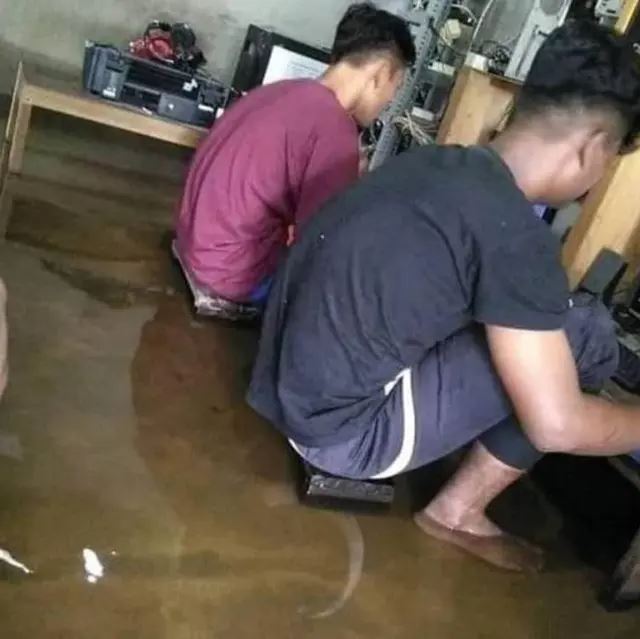 11 Penampakan nyeleneh saat di warnet ini bikin nggak habis pikir