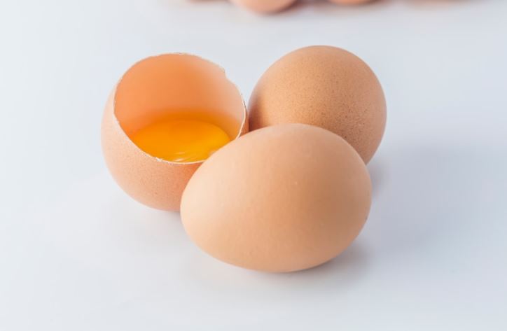6 Arti mimpi memecahkan telur menurut primbon Jawa, bawa keberuntungan