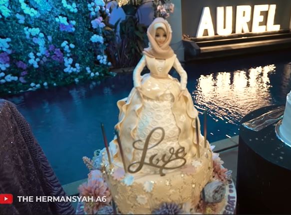 Potret kue ulang tahun 9 anak penyanyi ini unik, nggak tega makan