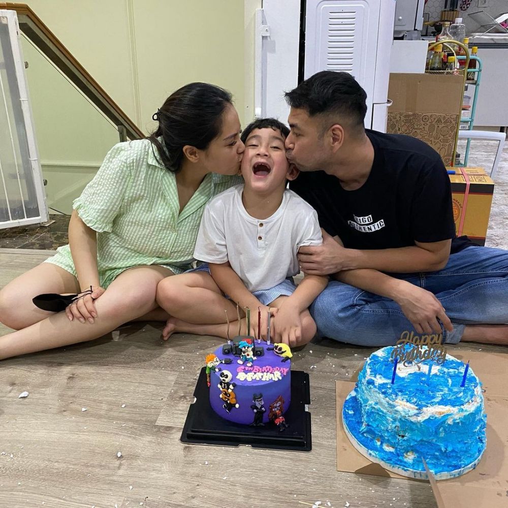 Potret kue ulang tahun 9 anak penyanyi ini unik, nggak tega makan