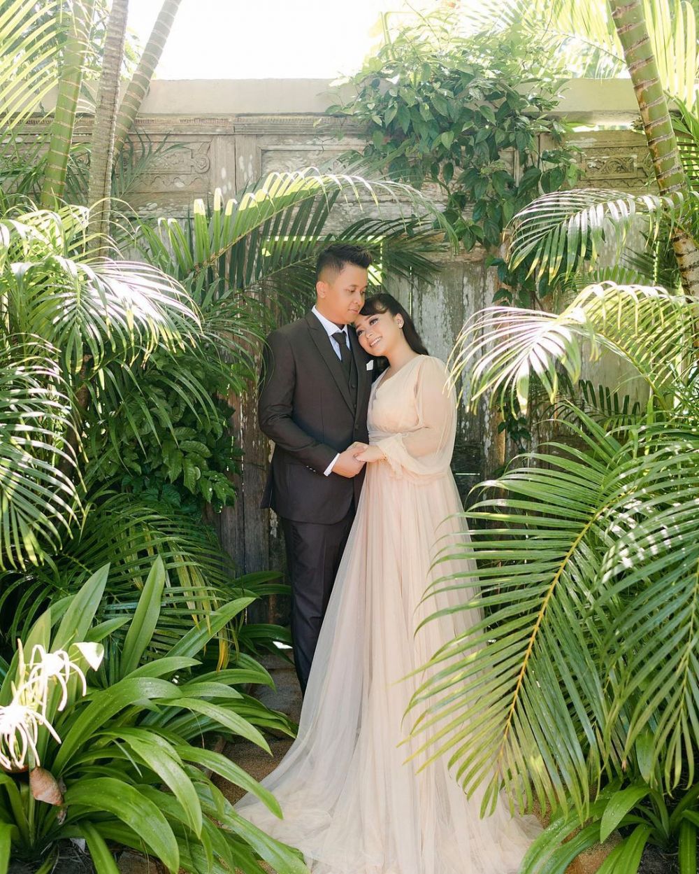 8 Potret prewedding Syifa adik Ayu Ting Ting, bergaya ala noni Belanda