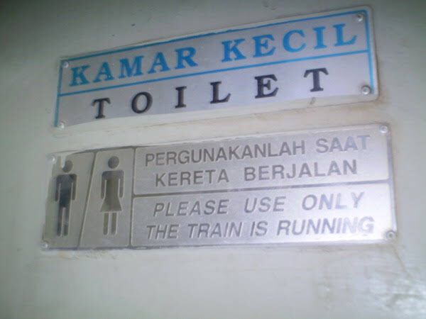 13 Papan petunjuk dalam bahasa Inggris ini jadi lucu abis