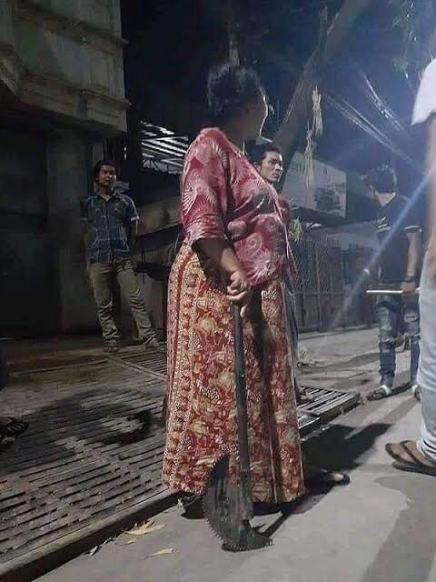 11 Momen absurd ibu-ibu di tempat umum, bikin geleng kepala