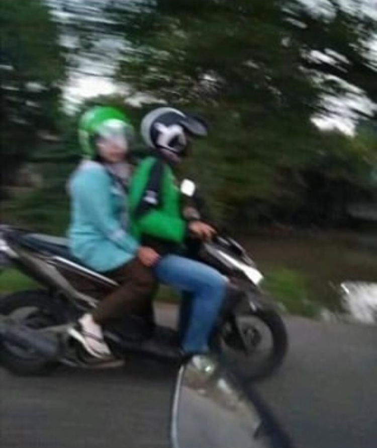 11 Momen absurd ibu-ibu di tempat umum, bikin geleng kepala