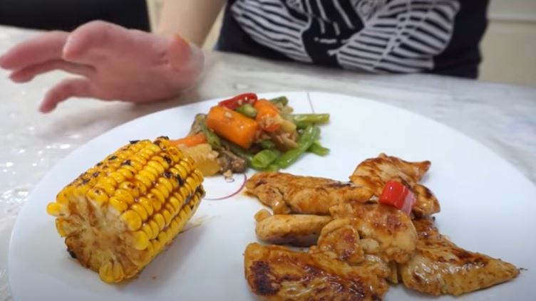 Inspirasi menu diet berbahan ayam ala 13 seleb, menggugah selera