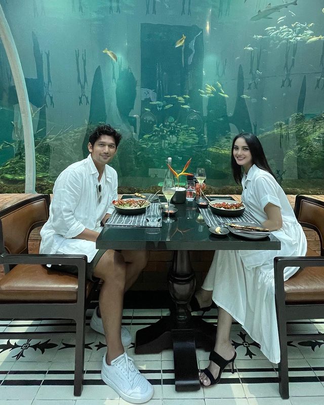 View kece, momen 11 pasangan seleb dinner berlatar akuarium raksasa
