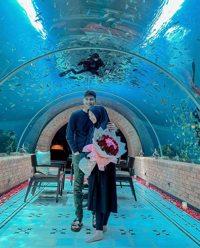 View kece, momen 11 pasangan seleb dinner berlatar akuarium raksasa