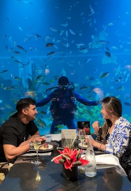 View kece, momen 11 pasangan seleb dinner berlatar akuarium raksasa