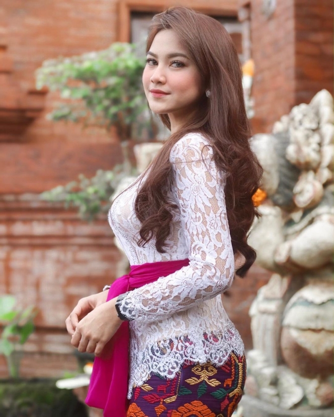 9 Potret Mahalini pakai baju adat, anggun memesona