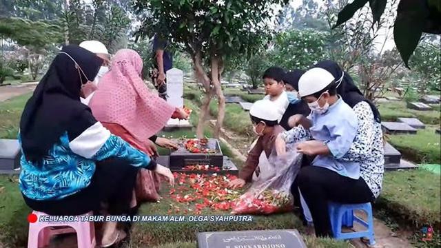 7 Momen keluarga ziarah ke makam Olga Syahputra di hari lahir almarhum