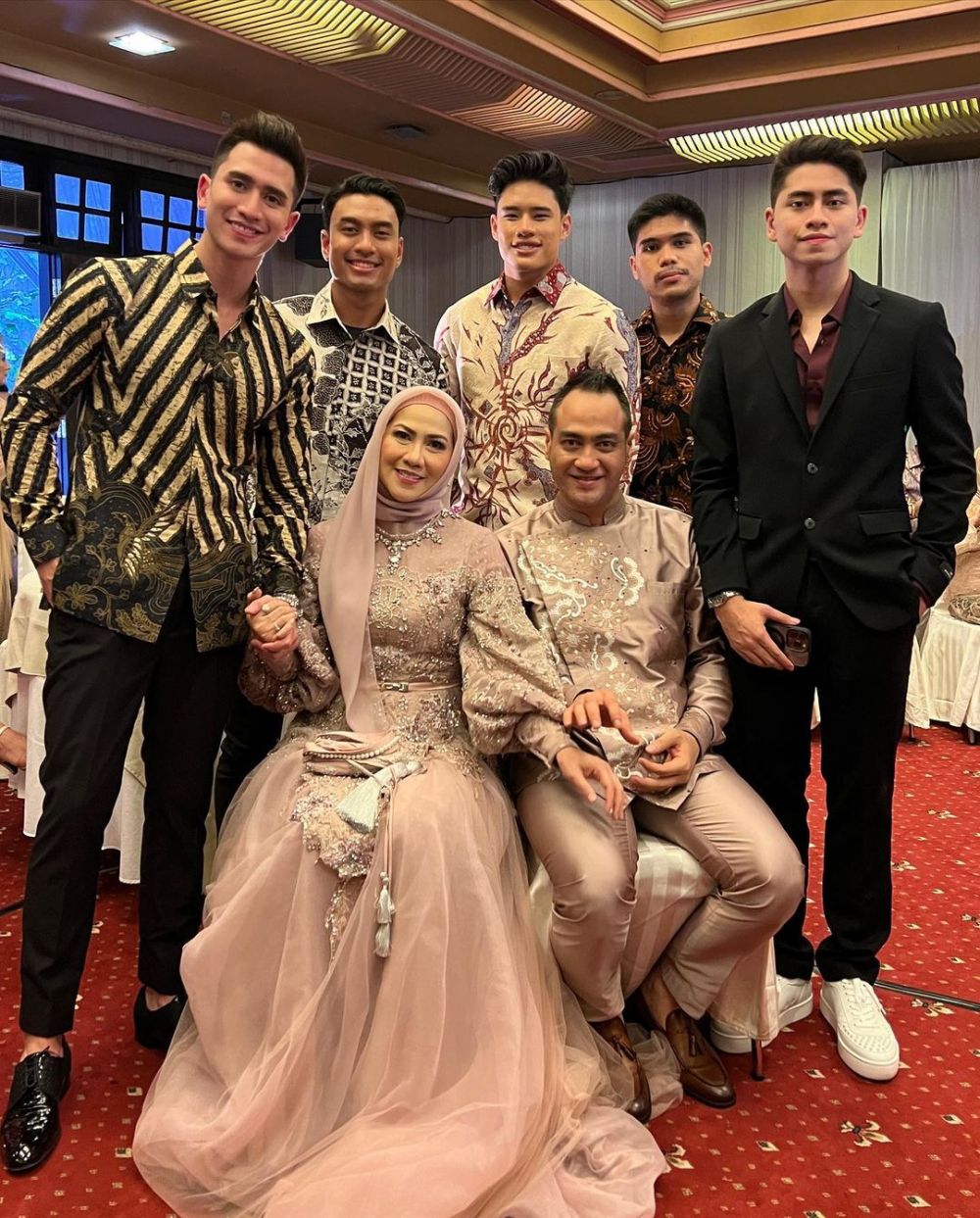 Gaya 7 seleb di lamaran Venna Melinda, Ashanty cantik pakai dress pink