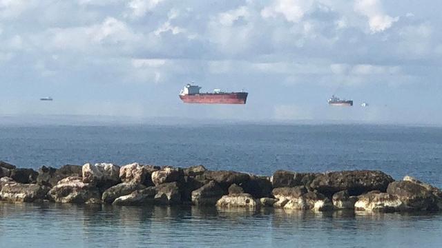 Tampak melayang, 15 potret ilusi optik di tempat umum ini bikin mikir