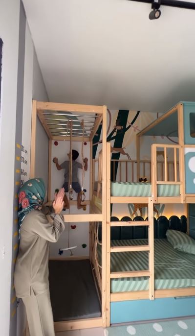 9 Potret kamar baru anak Tya Ariestya, ada mini wall clambing