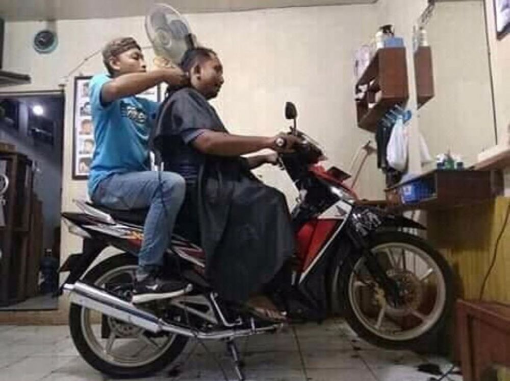 13 Potret lucu momen apes waktu di salon, bikin heran