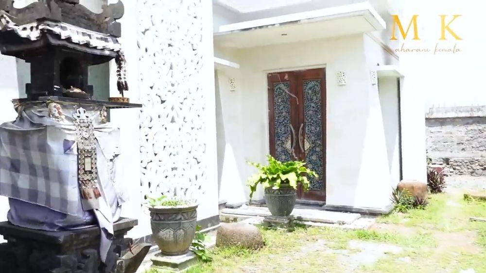 9 Potret rumah orang tua Maharani Kemala, pintu unik ada ukiran penari