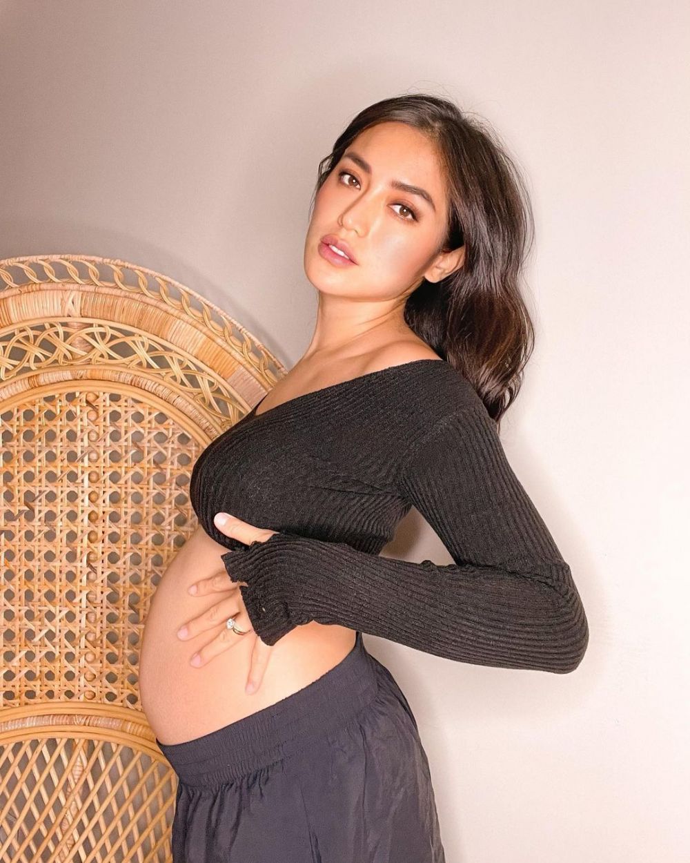 Hamil anak kedua, ini 11 pesona Jessica Iskandar pamer baby bump