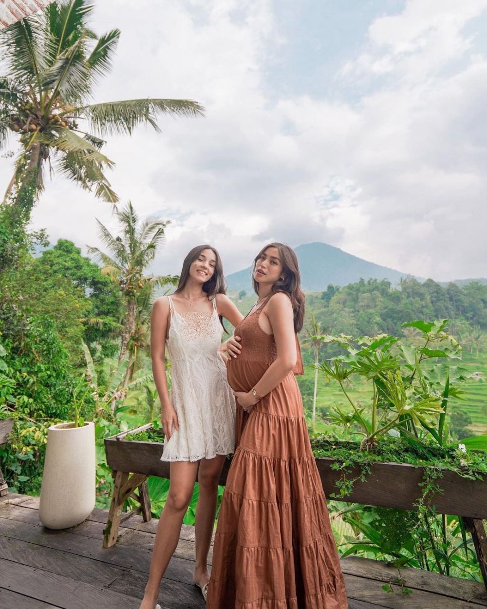 Hamil anak kedua, ini 11 pesona Jessica Iskandar pamer baby bump