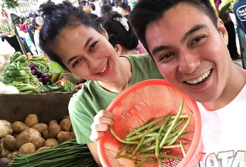 Gaya 7 seleb temani istri belanja, ada yang sederhana naik vespa