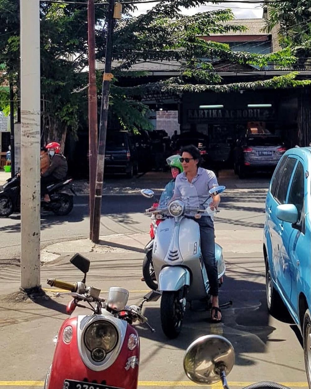 Gaya 7 seleb temani istri belanja, ada yang sederhana naik vespa