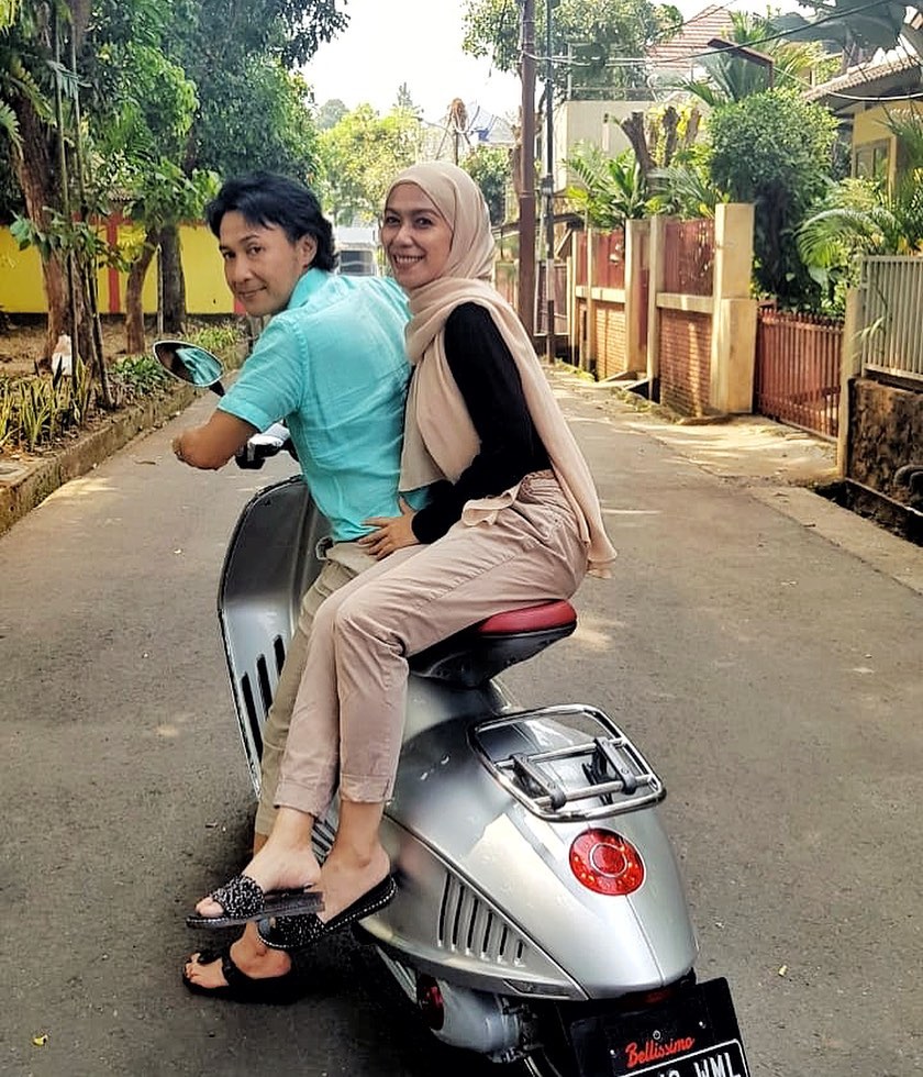 Gaya 7 seleb temani istri belanja, ada yang sederhana naik vespa