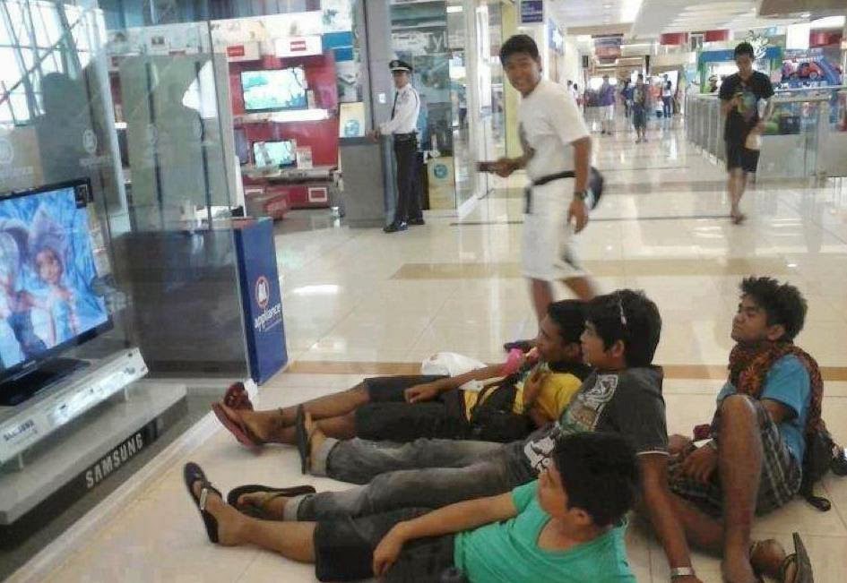 13 Momen lucu orang ke mal ini endingnya bikin tepuk jidat