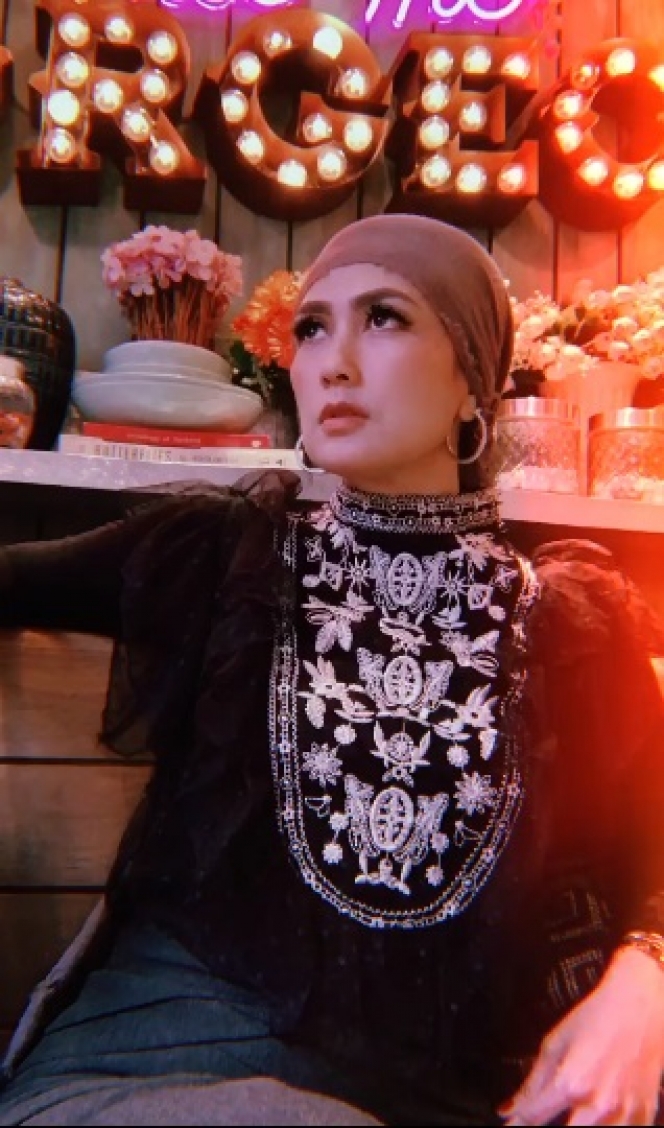 11 Potret terbaru Farida 'Misteri Gunung Merapi', awet muda di usia 47