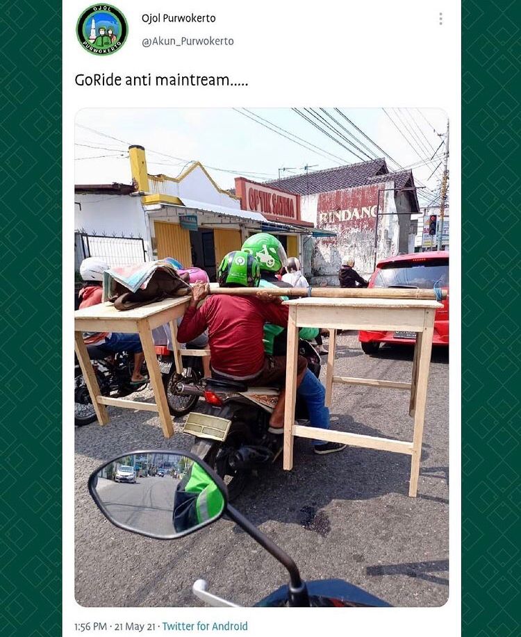 11 Cara driver ojek online bawa barang raksasa, ngilu lihatnya