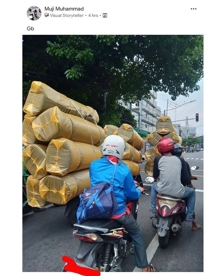 11 Cara driver ojek online bawa barang raksasa, ngilu lihatnya