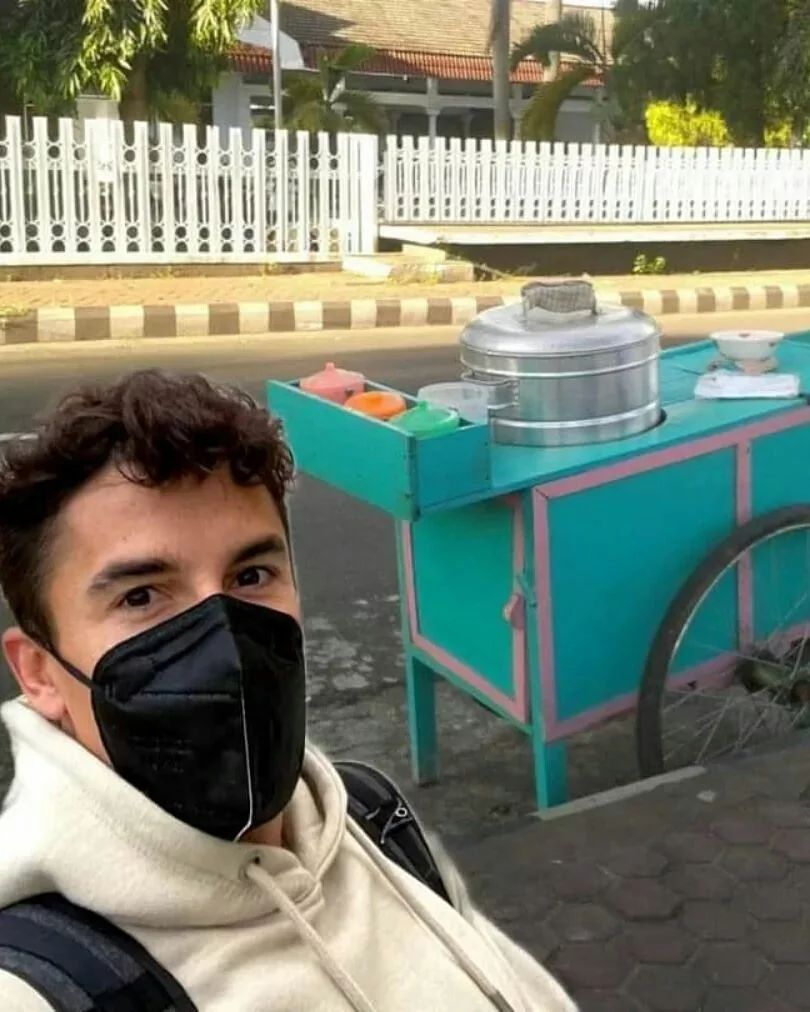 9 Editan foto Marc Marquez tiba di Lombok, selfie sama gerobak rujak