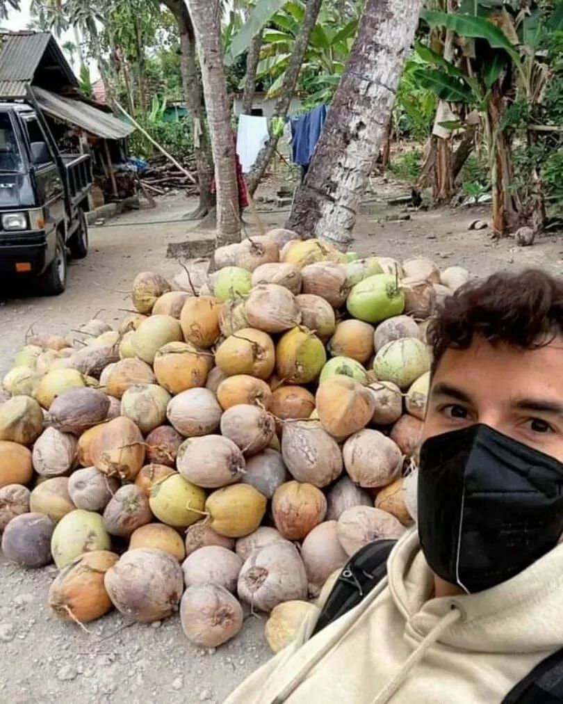 9 Editan foto Marc Marquez tiba di Lombok, selfie sama gerobak rujak