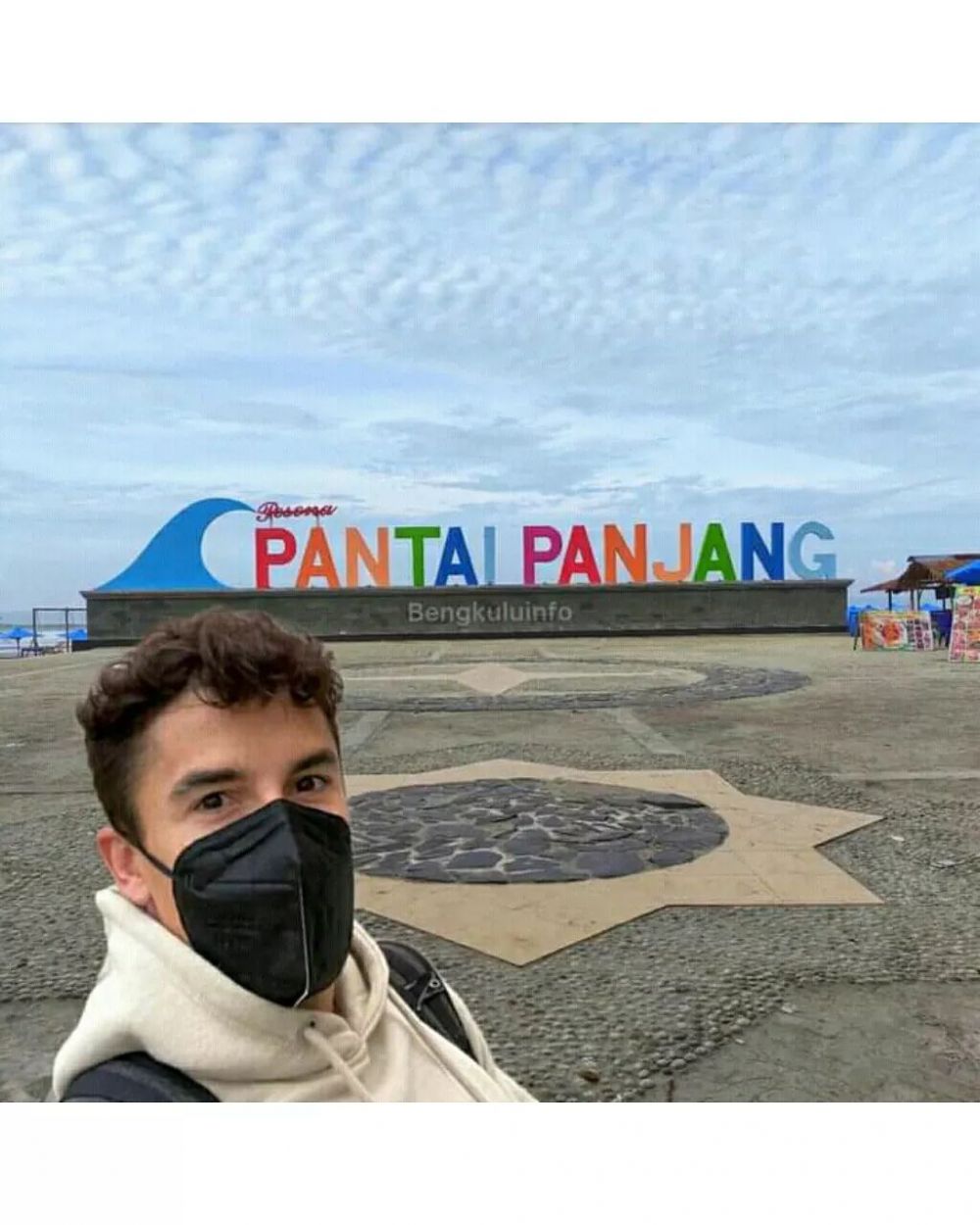 9 Editan foto Marc Marquez tiba di Lombok, selfie sama gerobak rujak