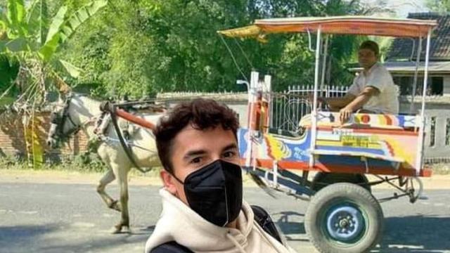 9 Editan foto Marc Marquez tiba di Lombok, selfie sama gerobak rujak