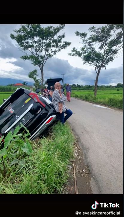Jatuh di sawah saat belajar setir mobil, reaksi wanita ini tak terduga