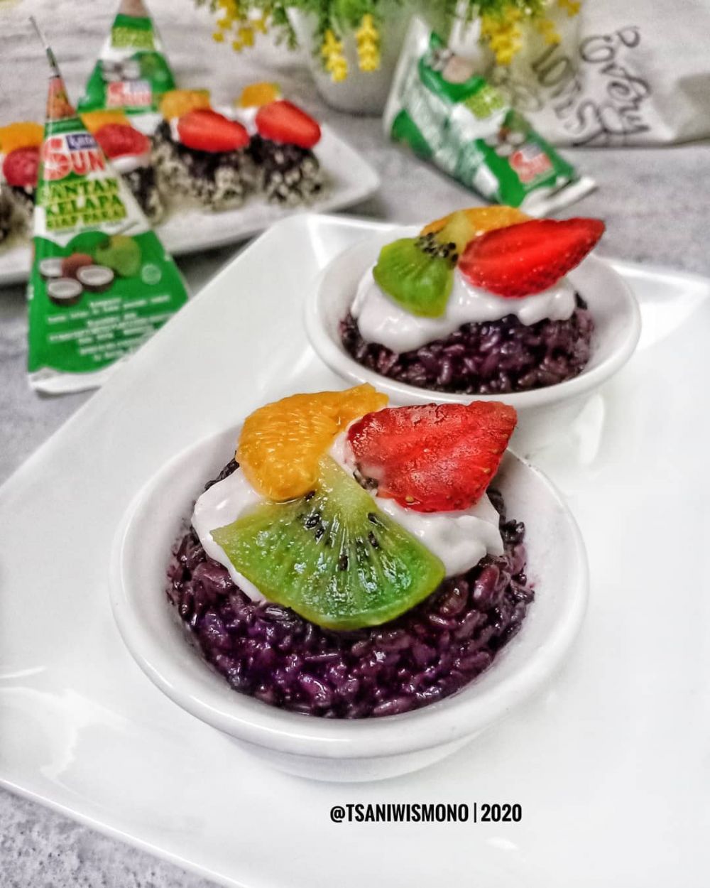 Resep ketan hitam kukus buah, gurih, creamy, dan menyegarkan