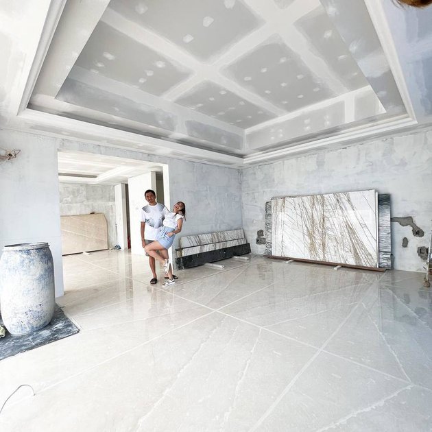 9 Potret desain interior rumah baru Ayu Dewi, elegan bernuansa putih