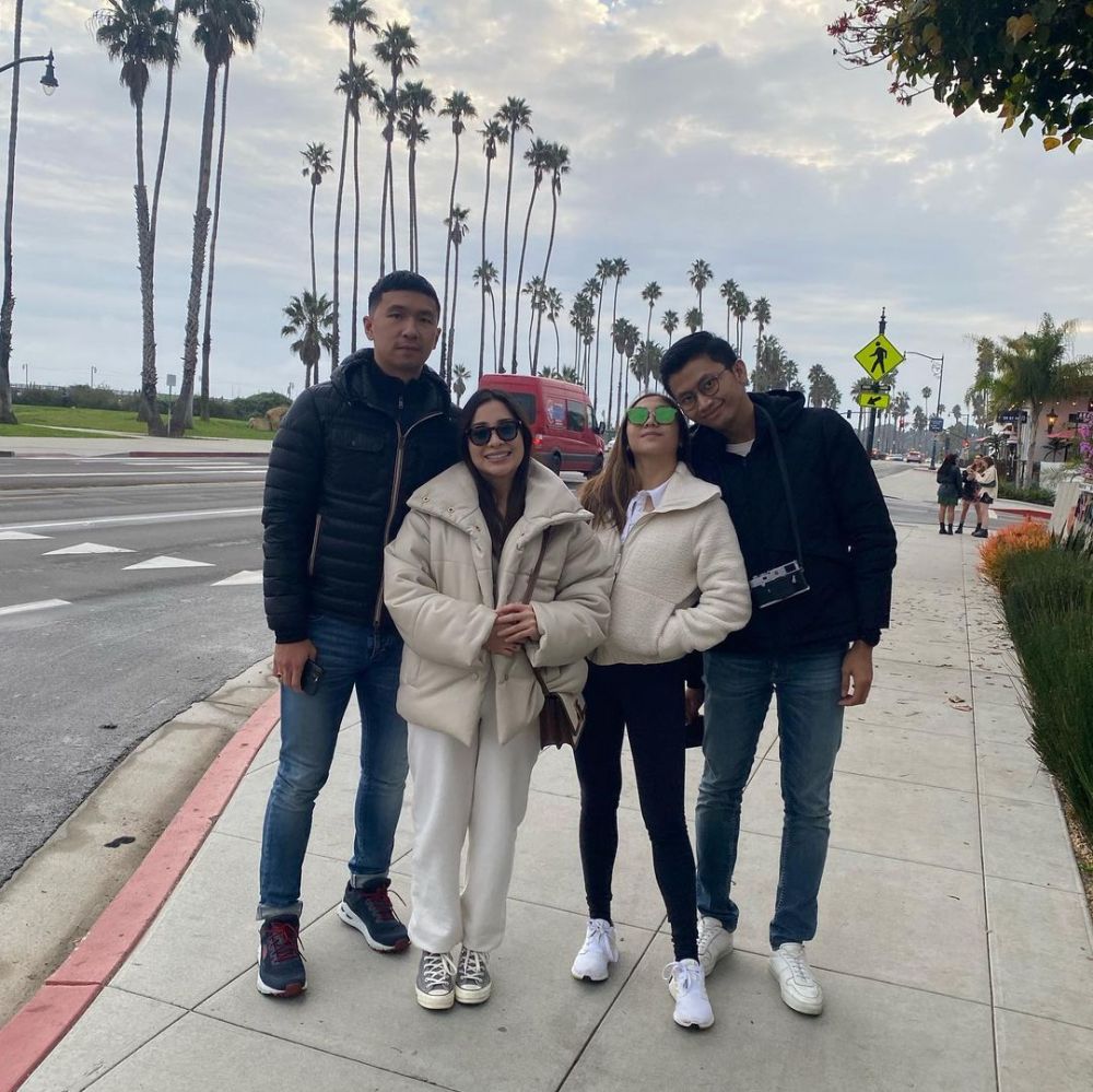 Hamil bersamaan, 9 adu gaya Nikita Willy dan Winona Willy saat liburan