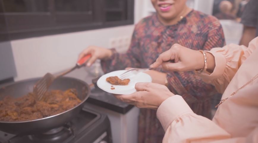 11 Langkah praktis Dewi Zuhriati ibu Fuji masak rendang khas Minang
