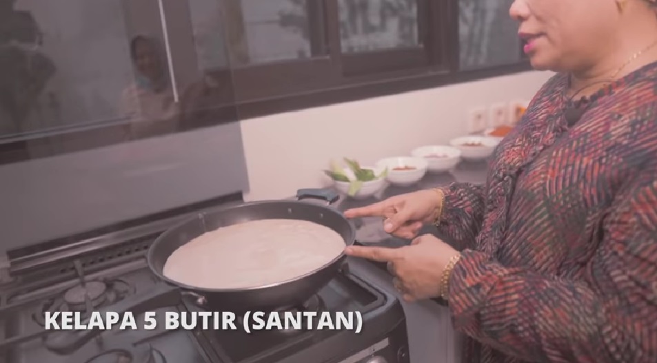 11 Langkah praktis Dewi Zuhriati ibu Fuji masak rendang khas Minang