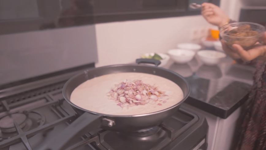 11 Langkah praktis Dewi Zuhriati ibu Fuji masak rendang khas Minang