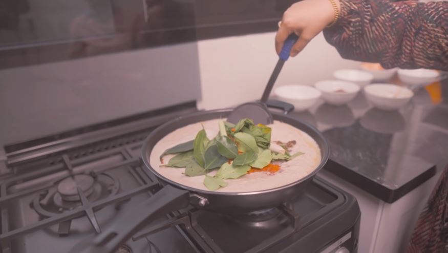 11 Langkah praktis Dewi Zuhriati ibu Fuji masak rendang khas Minang